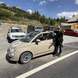 Direkt an Grenze hat Claus Polizisten überzeugt in unsere Autos zu sitzen.