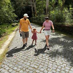 Die Nanny kommt ihren Pflichten nach 🤣. Schwingen und springen.