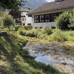 Pfarrer Sonnleitner und Frau Niedermayer auf "Hutjagd" im Bach