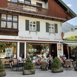 Hier wird der bekannte Kirschstreuselkuchen gebacken...