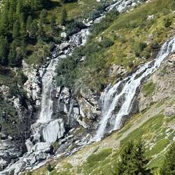 Links Wasser mit Sedimenten, recht klares Wasser