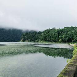 Die Wolken hängen tief - hier Lagoa Verde.
