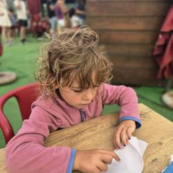 Die Wartezeit wird mit Boot basteln überbrückt, bevor der Cheeseburger kam.