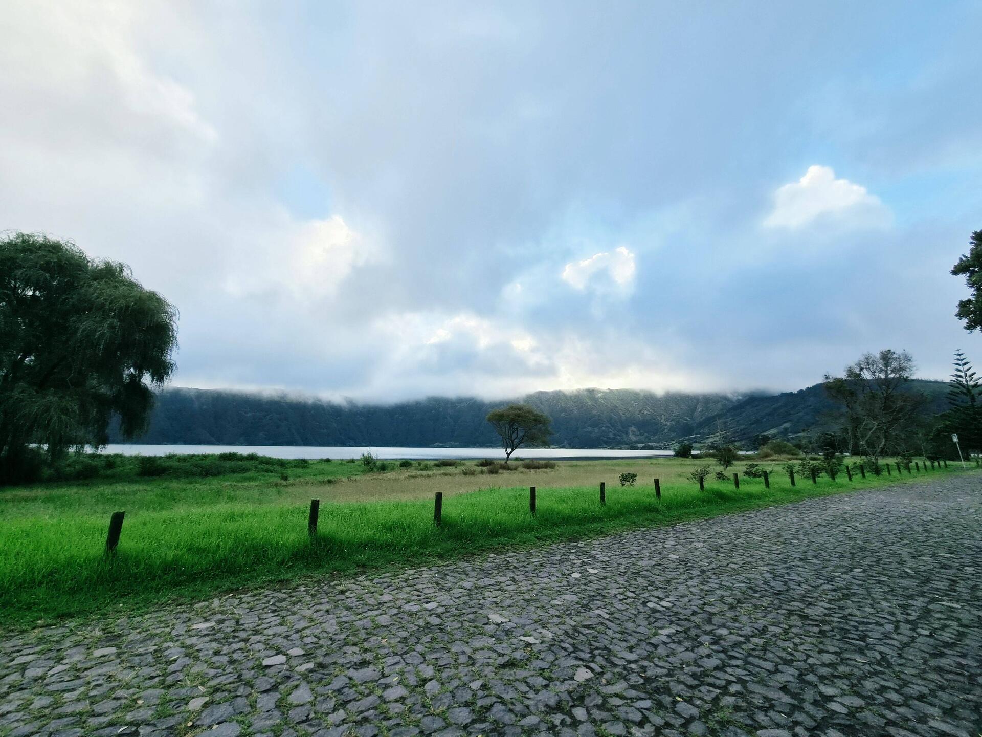 Zwei Krater-Seen befinden sich in unmittelbarer Nähe - hier Lagoa Azul.