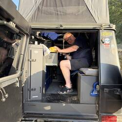 Bevor der Bub jedoch sein Schlafgemach richtet heisst's noch kochen für die "Meute".