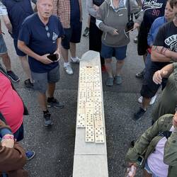 Jedes Team hatte zum Start hölzerne Dominosteine bekommen: Continental Chain Reaction