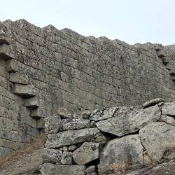 Tous les 20 mètres, des escaliers originaux pour monter sur la muraille