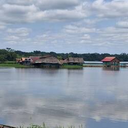 Lago Piranha mit floating house