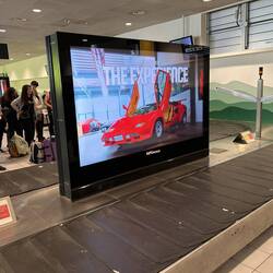 Reklam när vi väntade på bagaget - men vi prioriterar Ferrari!