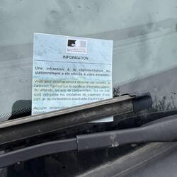 Nirgendwo eine Parkmöglichkeit. Deshalb wildes Parken. Zeternde Polizisten und ein teures "Andenken"