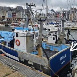 Im Hafen von Paimpol entdeckte Thomas ein Boot namens "Ushuaia". In 6 Monaten sind wir dort 🤩.