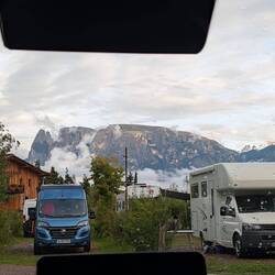 Der Blick aus dem Camper auf die Berge