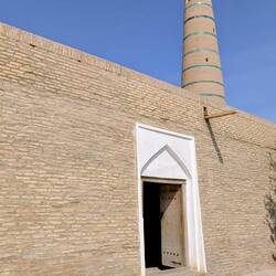 Very unassuming entrance to Juma (Friday) mosque
