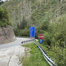 Nach dem Tunnel wieder auf die Straße zurück.