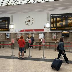 Schalterhalle im Bahnhof
