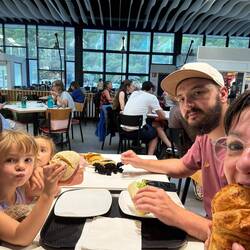 Frühstück im Flughafen.