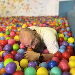 Papi gefällt es auch im Bällebad