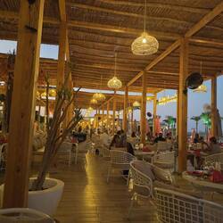 ...und genießen ein leckeres Buffet im Beach Club.