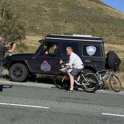 Rallyefahrer und Radfahrer tauschen das Transportmittel. Bedingung:Tausch auf mind. 1.500 Höhenmeter