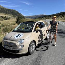 Zwei Radfahrer, zwei Rallye Teams. Da ist für jede(n) was dabei.