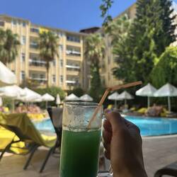 Blue Hawaii nennt sich der leckere Cocktail.