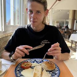 Etwas müde beim Frühstücken.