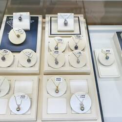 Da muss man tief in die Tasche greifen. Ca 5900 Euro pro Perle.