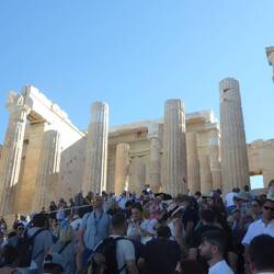 Crowds trying to enter the Acropolis through the Propyleon