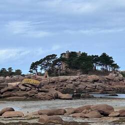 Schloss Costaérès von der Plage St. Guirec in Ploumanac'h zu sehen. Gehört aber zu Tregastel.
