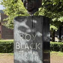 Die Roy-Black-Büste erinnert an seine enge Verbindung mit dem Ort.
