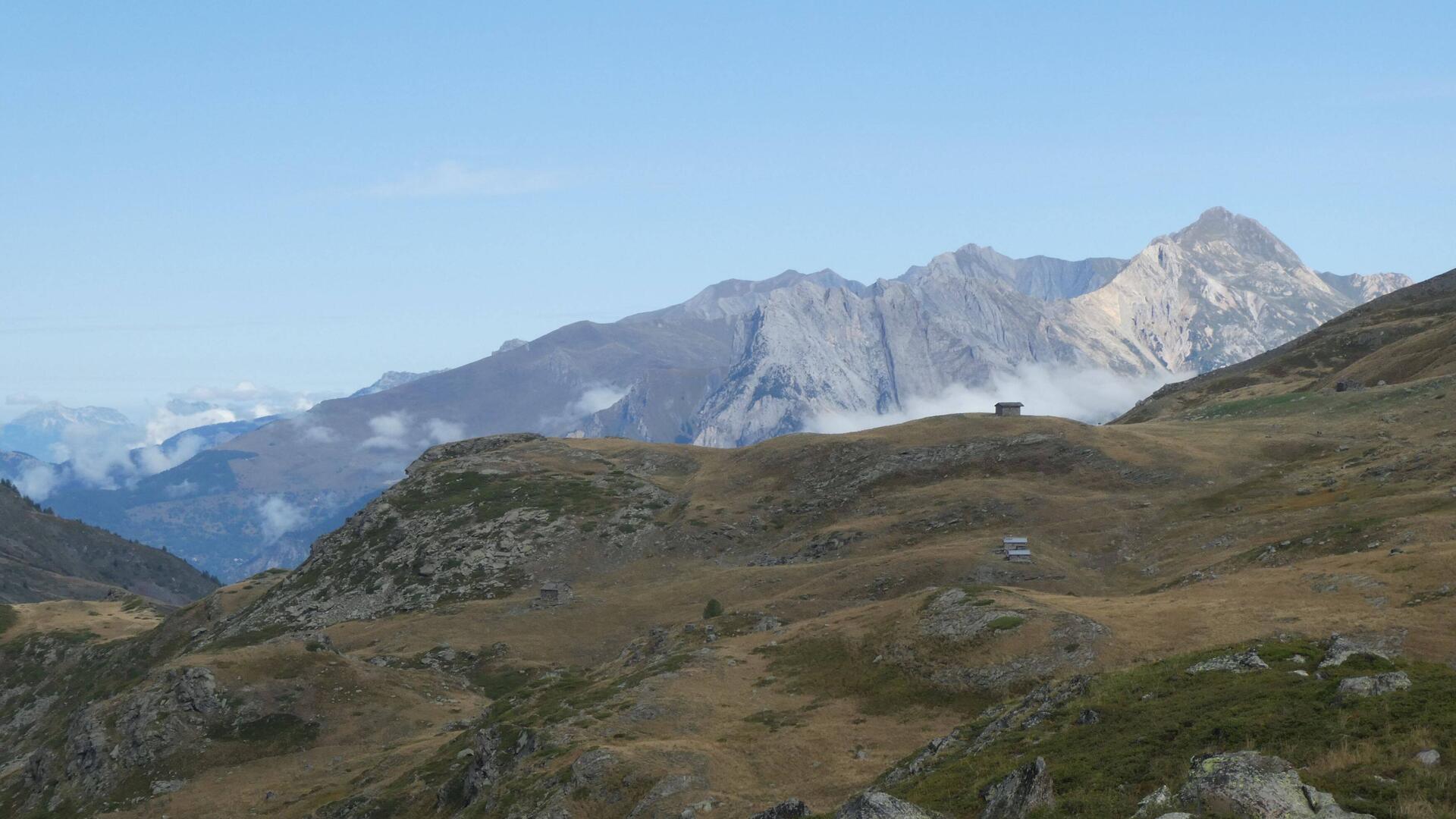 På vej op i morges, med kig tilbage gennem dalen og over til toppen Grand Perron des Encombrés