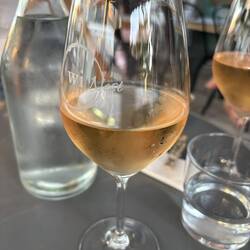 Feiner, südliche Rose zum Apero in der Einkaufsstrasse