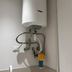 Den stilrena designen har inte följt med in på toaletterna