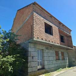La grande majorité des maisons a ces fondations en pierres massives et ces débordements du 1er étage