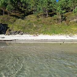 Nos sacs à dos attendent sagement notre sortie de l'eau pour faire office d'oreillers de sable