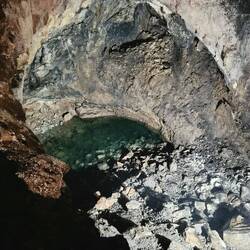 In der Höhle gibt es einen See.