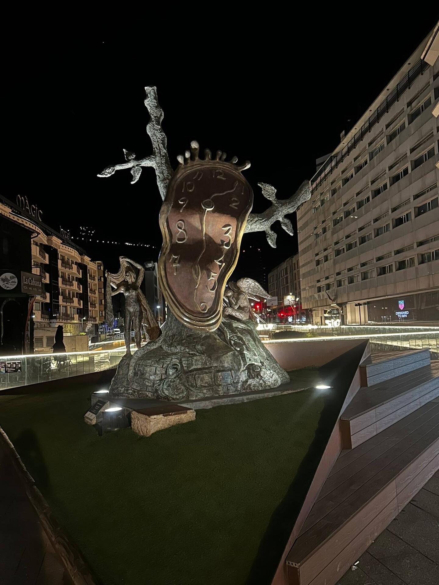 Andorra! Vollgestopftes Steuerparadies. Und die Uhr? Welche Uhrzeit zeigt Dalis' Uhr?