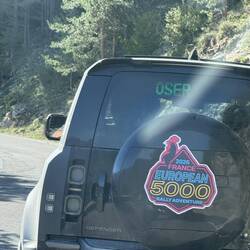 Unser gesamte Tour wird von einem professionellen Filmteam begleitet. Rings uns Autos sind Kameras.
