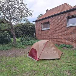Unser Zelt steht hinter dem Festsaal🏕