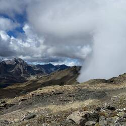 Die Wolke von rechts wurde vom Wind weggedrückt und kam nicht über den Berg