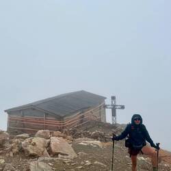 Auf dem Gipfel steht eine alte fragile Kapelle
