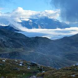 Die Wolken bedecken das Tal
