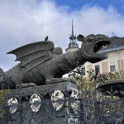 Am Neuen Platz steht der Lindwurmbrunnen.