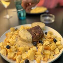 Rinderfilet mit cremiger grün Pfeffersauce und Bratkartoffeln