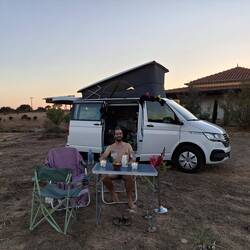 Nico wartet mit dem Apero