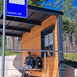 Wir warten auf den Bus