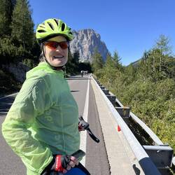 Während der Abfahrt vom Grödner-Joch an einer sonnigen Stelle