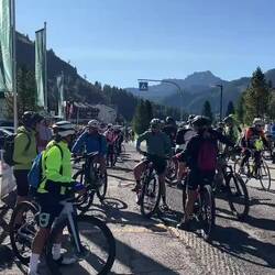 Viele Radler am Campolongo