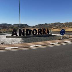 Aber nicht der kleine Staat. Nur ein Ort in Spanien 😉