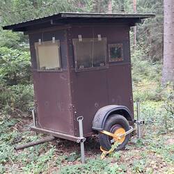 Warum steht so eine Verkaufsbude mitten im Wald?